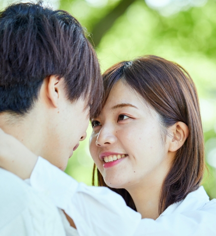 見つめあうカップル